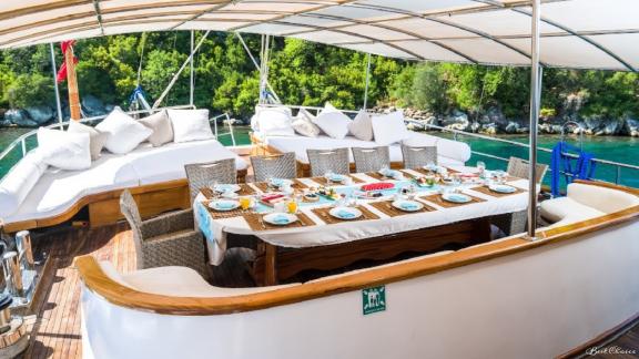 The gulet S-Nur Taylan in Marmaris has an elegant outdoor deck with a dining area and comfortable sun loungers.